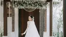 Penampilan megah Maudy Ayunda di hari pernikahannya. Ia mengenakan kebaya brokat berwarna putih panjang, dipadu batik sebagai rok, dan cape yang menjuntai menjadi train panjang. [Foto: Instagram/maudyayunda]