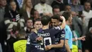 <p>Penyerang Manchester City, Riyad Mahrez (kanan) berselebrasi dengan rekan setimnya usai mencetak gol ke gawang Real Madrid pada pertandingan leg kedua semifinal Liga Champions di stadion Santiago Bernabeu, Spanyol, Kamis (5/5/2022). Madrid menang atas City 3-1 dan lolos ke babak final dengan agregat, 6-5, atas The Citizens. (AP Foto/Manu Fernandez)</p>