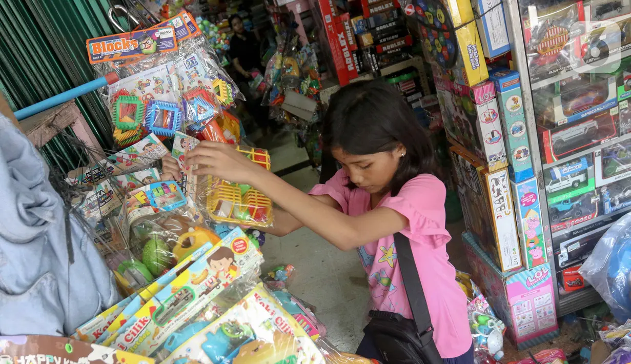 Pasar Gembrong memang dikenal sebagai surganya mainan anak-anak. (Liputan6.com/Herman Zakharia)