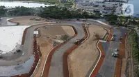 Foto udara progres pembangunan Jakarta International E-Prix Circuit (JIEC) di kawasan Taman Impian Jaya Ancol, Jumat (25/3/2022). Sirkuit yang terdiri dari 18 tikungan dan panjang trek lurus sekitar 527 meter tersebut pembangunnya saat ini telah mencapai 87,9 persen. (Liputan6.com/Herman Zakharia)