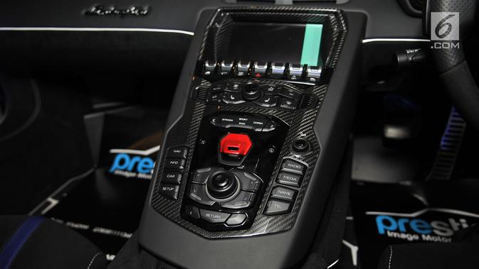 Penampakan interior Lamborghini Aventador SVJ saat dipamerkan di ajang Indonesia International Motor Show (IIMS) 2019, Jiexpo Kemayoran, Jakarta, Minggu (28/4/2019). Kabin Aventador SVJ dilengkapi dengan tombol mode berkendara yang terdiri dari Strada, Sport dan Corsa. (merdeka.com/Iqbal Nugroho)