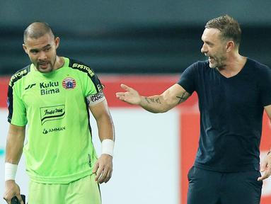 Pelatih Persija Jakarta, Thomas Doll, tampak berbicara serius dengan sang kapten Andritany Ardhiyasa setelah pertandingan melawan Bali United pada laga pekan ke-13 BRI Liga 1 2023/2024 di Stadion Patriot Candrabhaga, Bekasi, Minggu (24/9/2023). (Bola.com/M Iqbal Ichsan)