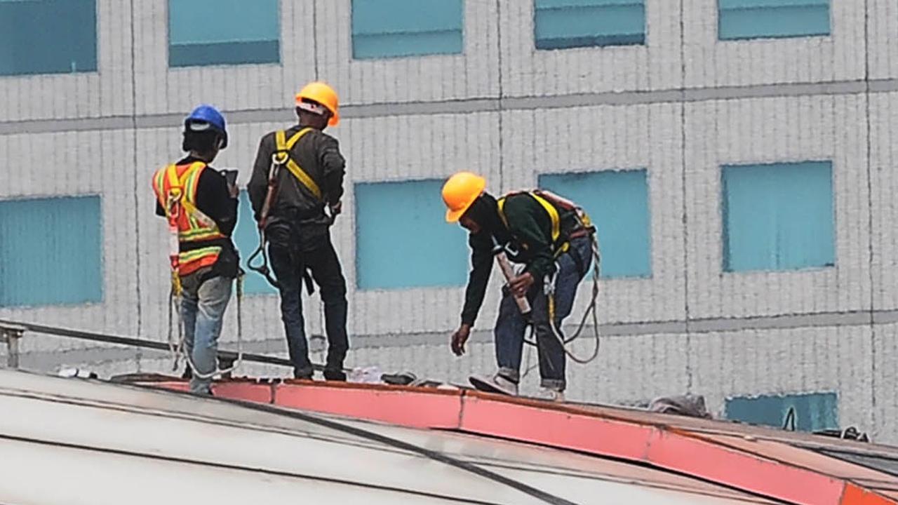FOTO: Cegah Kebocoran di Musim Hujan, Petugas Cek Berkala Atap Halte LRT di Stasiun Dukuh Atas
