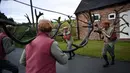 Para penari melakukan 'Abbots Bromley Horn Dance' di desa Abbots Bromley, Inggris (11/9). Tarian ini dibawakan oleh enam orang dengan menggunakan tanduk rusa kutub yang berasal dari abad ke-11 atau sudah berusia 1000 tahun. (AFP Photo/Oli Scarff)