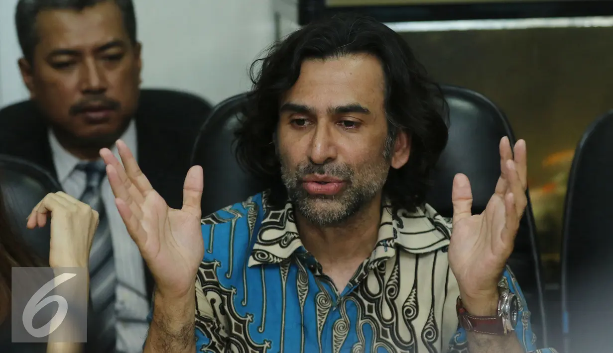 Jeremy Thomas menggelar konferensi pers terkait kasus yang menimpanya, Jakarta, Rabu (4/5). Jeremy optimistis dengan ditetapkannya Ara sebagai DPO menunjukkan bahwa dirinya berada di pihak yang benar. (Liputan6.com/Herman Zakharia)