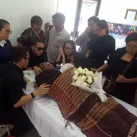Eddy Silitonga meninggal dunia dalam usia 67 tahun. Sebelum meninggal, kondisinya sempat membaik. Menurut Anton, adik kandungnya total menjalani perawatan 14 hari lantaran mengindap penyakit diabetes dan jantung. (Ruswanto/Bintang.com)