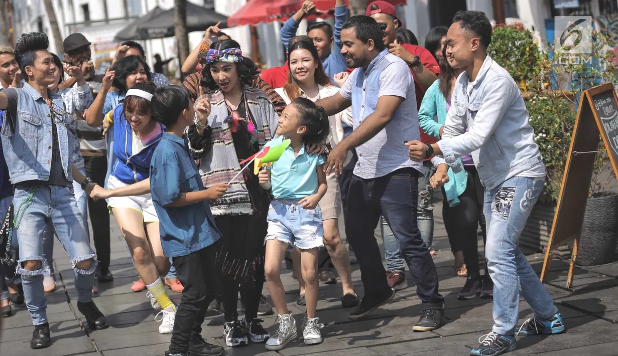 Penyanyi Uut Permatasari saat beraksi dalam pembuatan video klip terbarunya di kawasan Kota Tua, Jakarta, Kamis (5/7). Video klip tersebut berjudul 'hae hae' dari single terbaru Uut Permatasari. (Liputan6.com/Faizal Fanani)