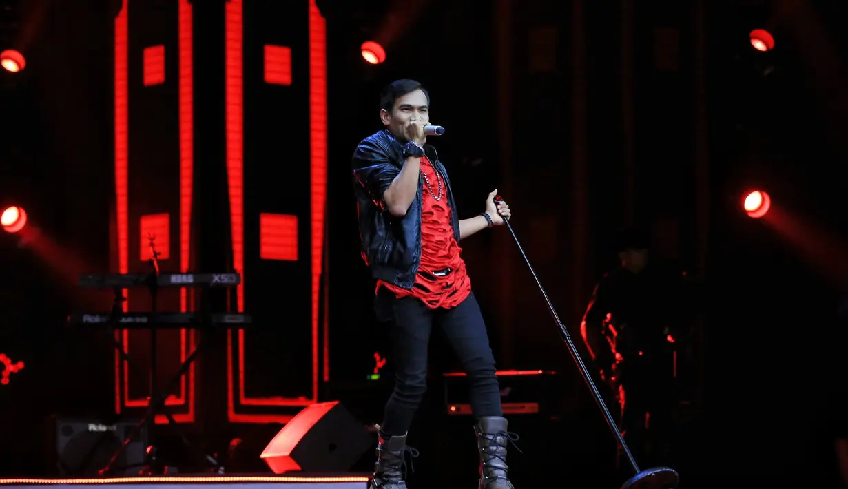 "Yang pasti ini lagu nggak mudah untuk teriak-teriak, nadanya juga tepat dan disini semua terhibur. Kalo udah jadi superstar nggak boleh sombong," ujar Rossa sembari memberi saran pada Fazrun Tambora. (Adrian Putra/Bintang.com)