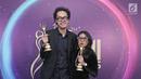 Penyanyi Endah N Rhesa memenggang piala usai meraih penghargaan Anugerah Musik Indonesia (AMI) Awards 2017 di Teater Garuda TMII, Jakarta, Kamis (16/11). (Liputan6.com/Herman Zakharia)