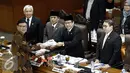 Menteri Dalam Negeri Tjahjo Kumolo menyerahkan hasil pandangannya terkait pengesahan Revisi UU tentang Pilkada keada Ketua Sidang Taufik Kurniawan disaksikan Ketua DPR Ade Komarudin (kedua kanan), Jakarta, Kamis (2/6/2016). (Liputan6.com/Johan Tallo)