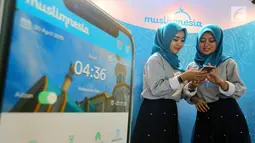 Model mencoba aplikasi Muslimnesia saat peluncuran di Jakarta, Jumat (3/5/2019). Muslimnesia menjadi aplikasi pendukung gaya hidup Islami sehari-hari guna memenuhi kebutuhan muslim muda Indonesia untuk mempelajari dan menerapkan kaidah Islam. (Liputan6.com/Fery Pradolo)