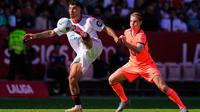 Penggawa Sevilla Isaac Romero (kiri) dikawal gelandang Barcelona Frenkie de Jong pada laga LaLiga 2025/2026. (AP Photo/Jose Breton)