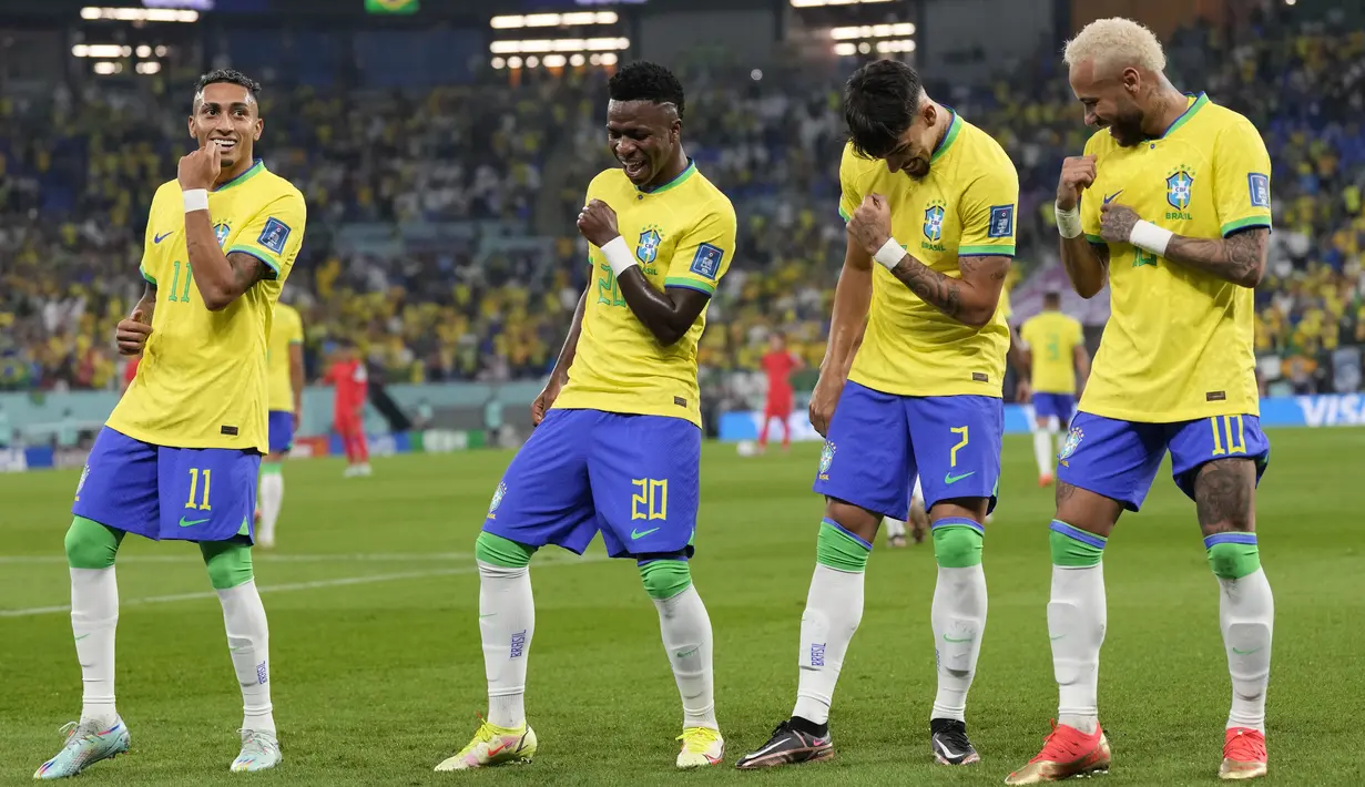 <p>Pemain Brasil,&nbsp;Vinicius Junior (kiri kedua) merayakan gol pertama timnya ke gawang Korea Selatan bersama rekan-rekannya saat laga 16 besar Piala Dunia 2022 yang berlangsung di 974 Stadium, Selasa (06/12/2022). (AP/Jin-Man Lee)</p>