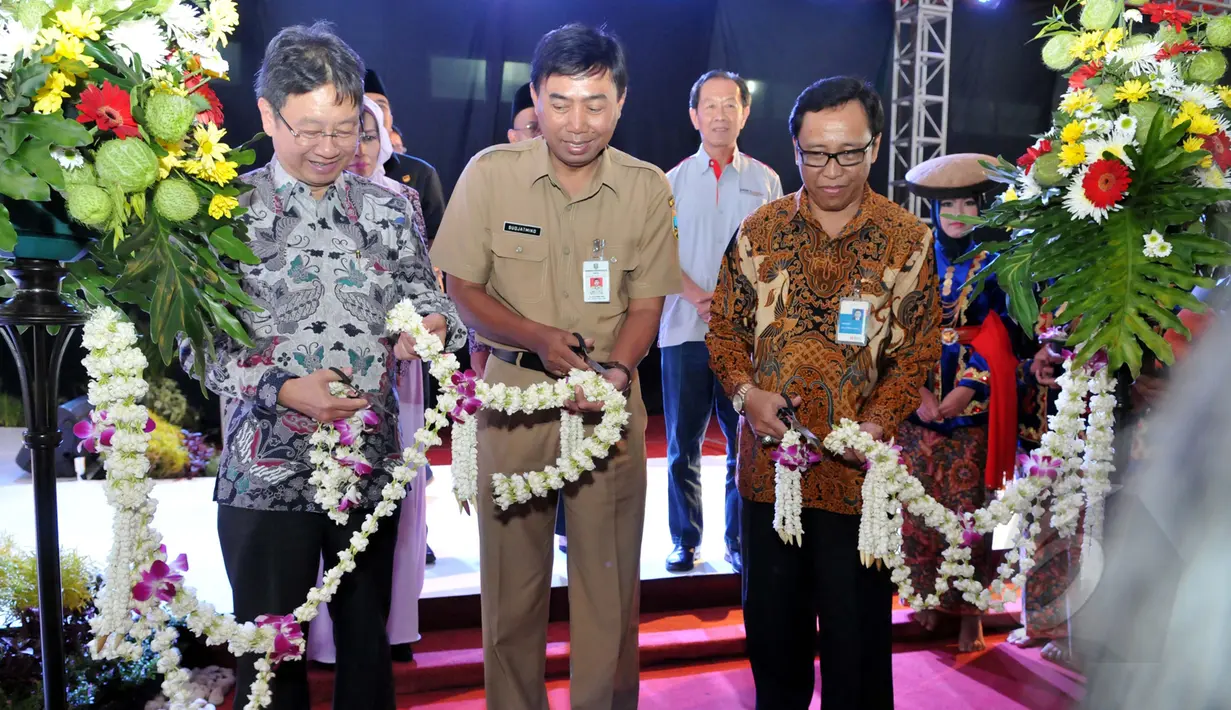 Kepala BAPEDA Kabupaten Kudus, Sujatmiko MPd (tengah) didampingi Iwan Abdi selaku CEO BNI Kantor Wilayah Semarang (kanan) saat peresmian Sekolah Fashion SMK NU Banat, Kudus, Jawa Tengah, Rabu (11/3/2015). (Liputan6.com/Panji Diksana)