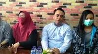 Kuasa Hukum Achmad Azhari mendampingi kliennya yang menggugat ibu kandungnya sendiri di Banyuasin Sumsel perihal tanah warisan (Liputan6.com / Nefri Inge)