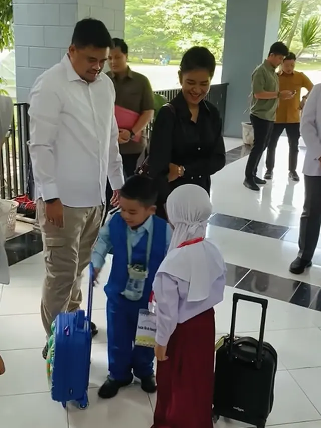 Gaya Kasual Kahiyang Ayu Antar Sedah Mirah dan Al Nahyan Sekolah Hari Pertama, Pakai Sneakers dan Tas Rp56jutaan