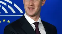 CEO Facebook Mark Zuckerberg sebelum memberi keterangan di depan Parlemen Eropa di Brussel, Belgia, Selasa (22/5). Facebook berkali-kali mementahkan tuduhan penjualan data kepada Cambridge Analytica. (JOHN THYS/AFP)