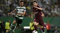 Striker Barcelona Lionel Messi (kanan) mendapat pengawalan dari bek Sporting CP Bruno Fernandes pada laga Liga Champions di Stadion Jose Alvalade, Lisbon, Rabu (27/9/2017). (dok. UEFA)