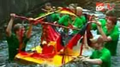 Perlombaan menarik ranjang digelar di Kota Fridrichroda, Jerman. Lomba ini menguji kemampuan dan ketangguhan para pesertanya dalam menarik ranjang sejauh lebih dari dua kilometer.