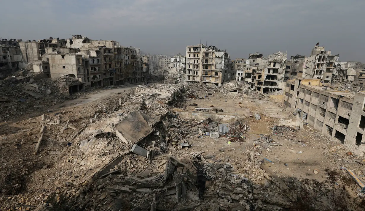 Suasana di kawasan Ansari, Allepo Timur, yang hancur akibat perang (20/1). Gedung-gedung yang hancur mengingatkan orang akan kota-kota yang rusak setelah Perang Dunia II. (AP/Hassan Ammar)