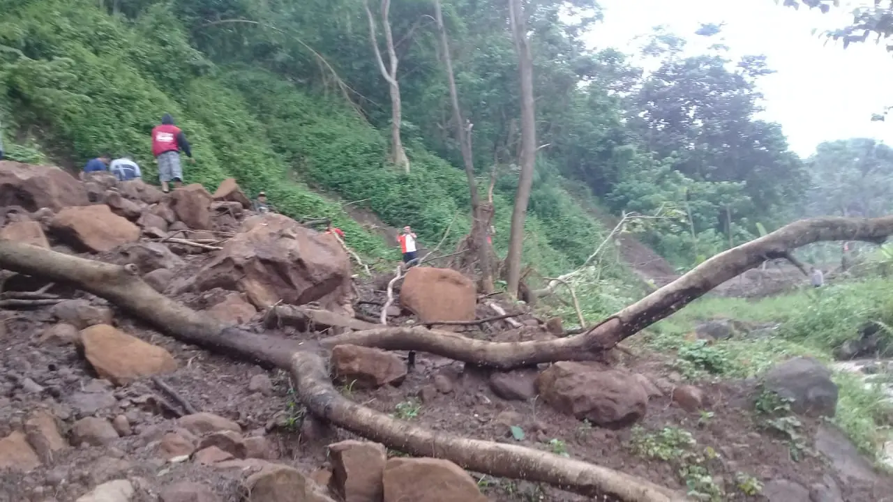 Tanah longsor menutup akses jalan antar desa di Kecamatan Jatibanteng Situbondo. (Istimewa)