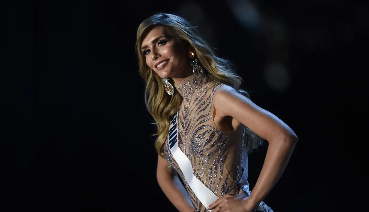 Miss Spanyol, Angela Ponce bersaing dalam kompetisi gaun malam selama babak penyisihan Miss Universe 2018 di Bangkok, (13/12). Angela Ponce menjadi perempuan transgender pertama yang jadi kontestan Miss Universe dalam sejarah. (Lillian SUWANRUMPHA/AFP)