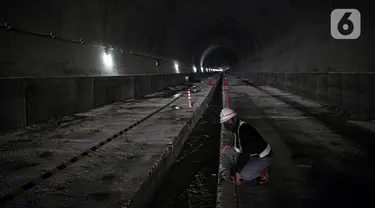 Pekerja menyelesaikan proyek Tunnel 6 kereta cepat Jakarta-Bandung di kawasan Cikalong Wetan, Depok, Purwakarta, Jawa Barat, Rabu (30/3/2022). Tunnel 6 memiliki panjang 4.478 meter. (Liputan6.com/Faizal Fanani)