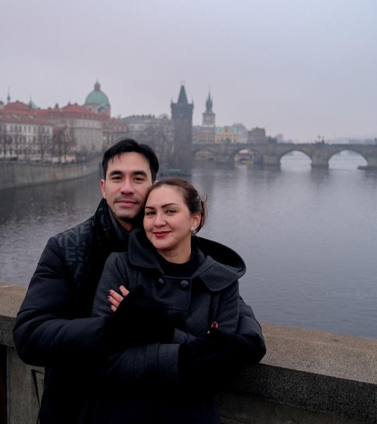 Cinta yang Bertahan 18 Tahun, Potret Manis Donna Agnesia dan Darius Sinathrya