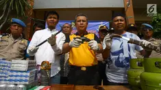 Kapolres Tangerang Selatan AKBP Ferdy Irawan (tengah) bersama jajarannya memperlihatkan barang bukti sejumlah senjata saat gelar perkara kasus pembobolan toko di Polsek Pamulang, Jumat (19/10). Pembobolan terjadi pada subuh tadi. (Merdeka.com/Arie Basuki)