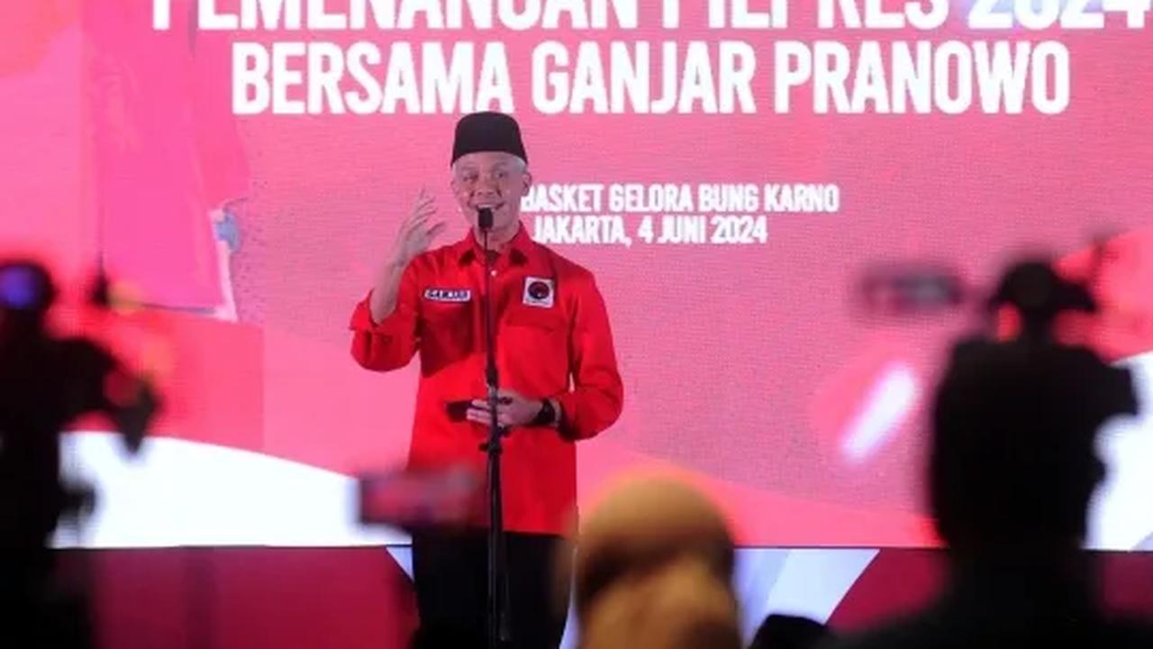 Ganjar masih mengingat rasanya tumbuh besar dengan ibu dan ayah yang bekerja keras. Sempat harus menunda pendidikan karena tidak mampu membayar sekolah.