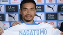 Bek Marseille asal Jepang, Yuto Nagatomo berpose dengan jersey klub barunya saat konferensi pers di Marseille (2/9/2020). Bek kiri 33 tahun itu merupakan rekrutan ketiga Marseille pada bursa transfer musim panas. (AFP/Christophe Simon)