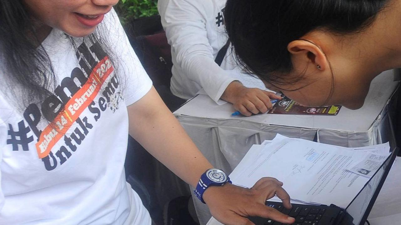 FOTO: Penampakan Antrean Mengular Warga saat Urus Surat Pindah Memilih TPS di Bundaran HI