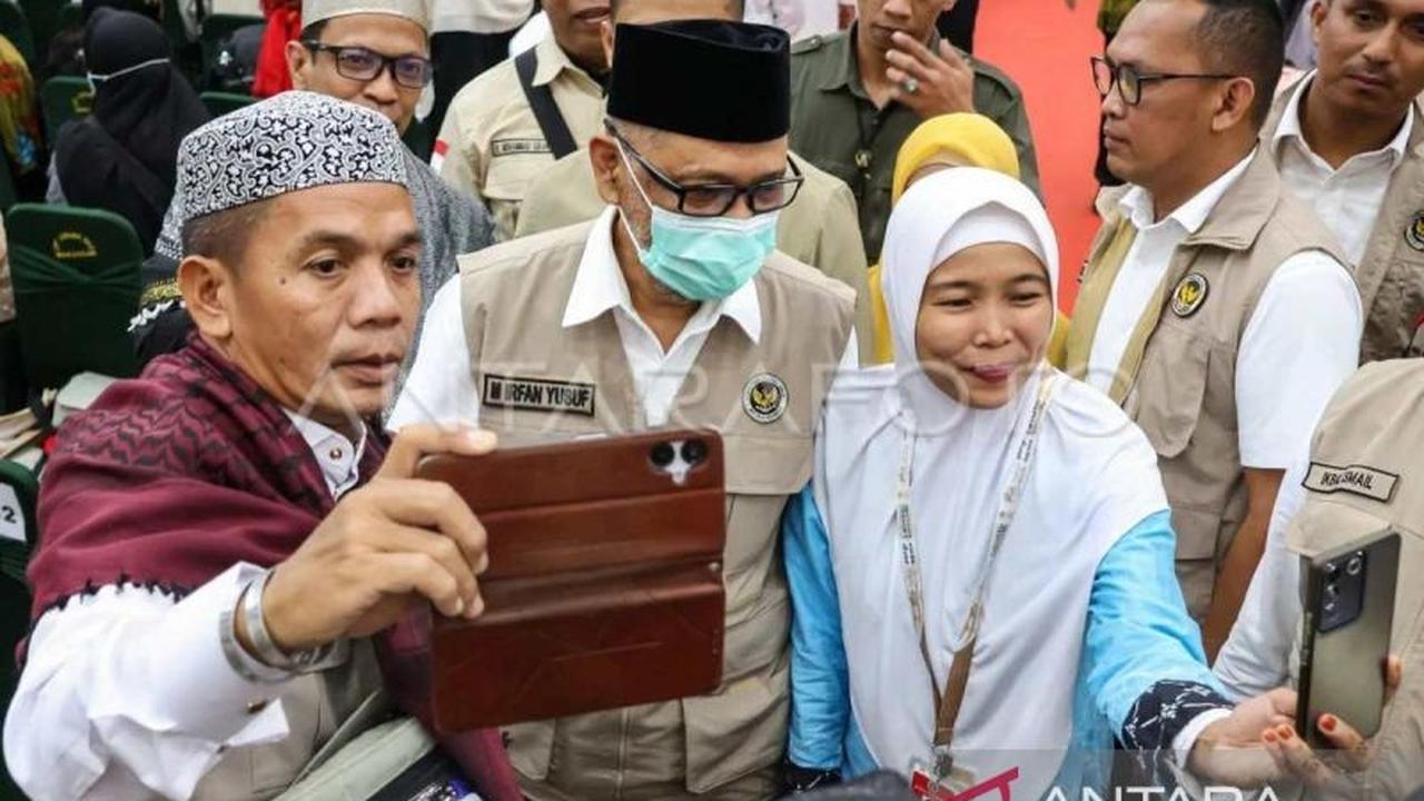 Menteri Agama Sambut Kepulangan Jamaah Haji Kloter 17 Debarkasi Makassar