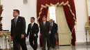 Delegasi FIFA-AFC saat bertemu Presiden Joko Widodo di Istana Negara, Jakarta, Senin (2/11/2015). Agenda  pertemuan ini membahas tentang solusi sepakbola Indonesia. (Bola.com / Nicklas Hanoatubun)