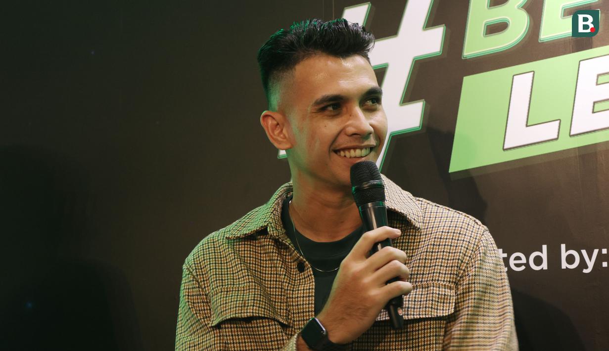 Pesepak bola, Nadeo Argawinata, memberikan keterangan saat menghadiri konferensi pers kampanye terbaru Garnier Men #BeraniLebih di Jakarta, Rabu, (14/6/2023). Dalam kampanye terbaru tersebut, Garnier Men mendukung para pria untuk menjadi versi terbaik diri mereka. (Bola.com/M Iqbal Ichsan)
