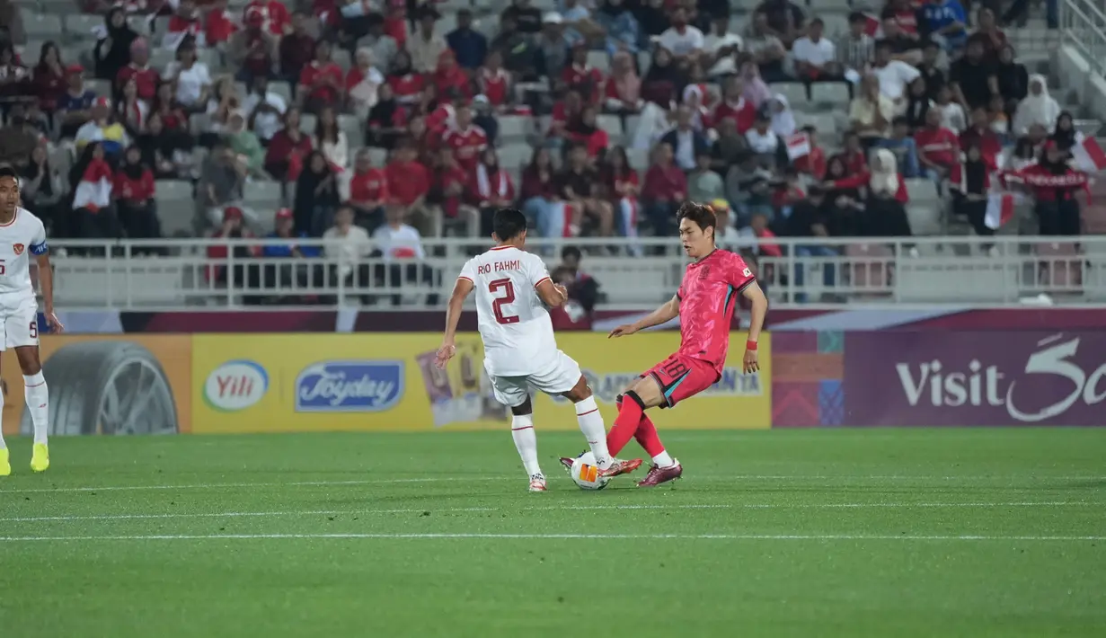 Pemain Timnas Indonesia U-23, Ilham Rio Fahmi (kiri) berebut bola dengan pemain Korea Selatan U-23, Kang Seong-jin pada laga perempatfinal Piala Asia U-23 2024 di Abdullah bin Khalifa Stadium, Doha, Qatar, Jumat (26/4/2024) dini hari WIB. (Dok. PSSI)