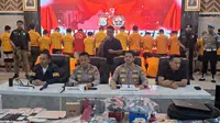 Tim gabungan dari Polda Sulsel dan Polrestabes Makassar mengungkap tersangka kerusuhan demo di Kota Makassar. (Dok. Istimewa)