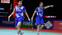 Ganda Putri Indonesia, Greysia Polii/Apriyani Rahayu berselebrasi saat bertanding melawan Mayu Matsumoto dan Ayako Sakuramoto dari Jepang pada perempat final Indonesia Open di Nusa Dua, Bali (26/11/2021). Greysia/Apriyani menang 21-16, 12-21, 21-18. (Badminton Association of Indonesia/AFP)