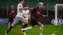 Gelandang AC Milan, Samu Castillejo, berebut bola dengan penyerang Sparta Praha, Samu Castillejo, pada laga lanjutan Liga Europa 2020/2021 di Stadion San Siro, Jumat (30/10/2020) dini hari WIB. AC Milan menang 3-0 atas Sparta Praha. (AFP/Marco Bertorello)