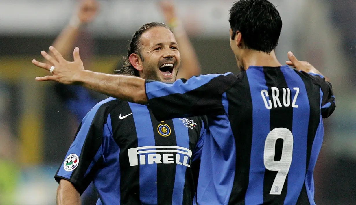 Sinisa Mihajlovic. Bek berusia 52 tahun yang kini menjabat manajer tim Bologna ini pernah memperkuat AS Roma, Sampdoria, Lazio dan Inter Milan di Liga Italia. Total dua Scudetto diraihnya masing-masing bersama Lazio pada 1999/2000 dan bersama Inter Milan pada 2005/2006. (AFP/Paco Serinelli)