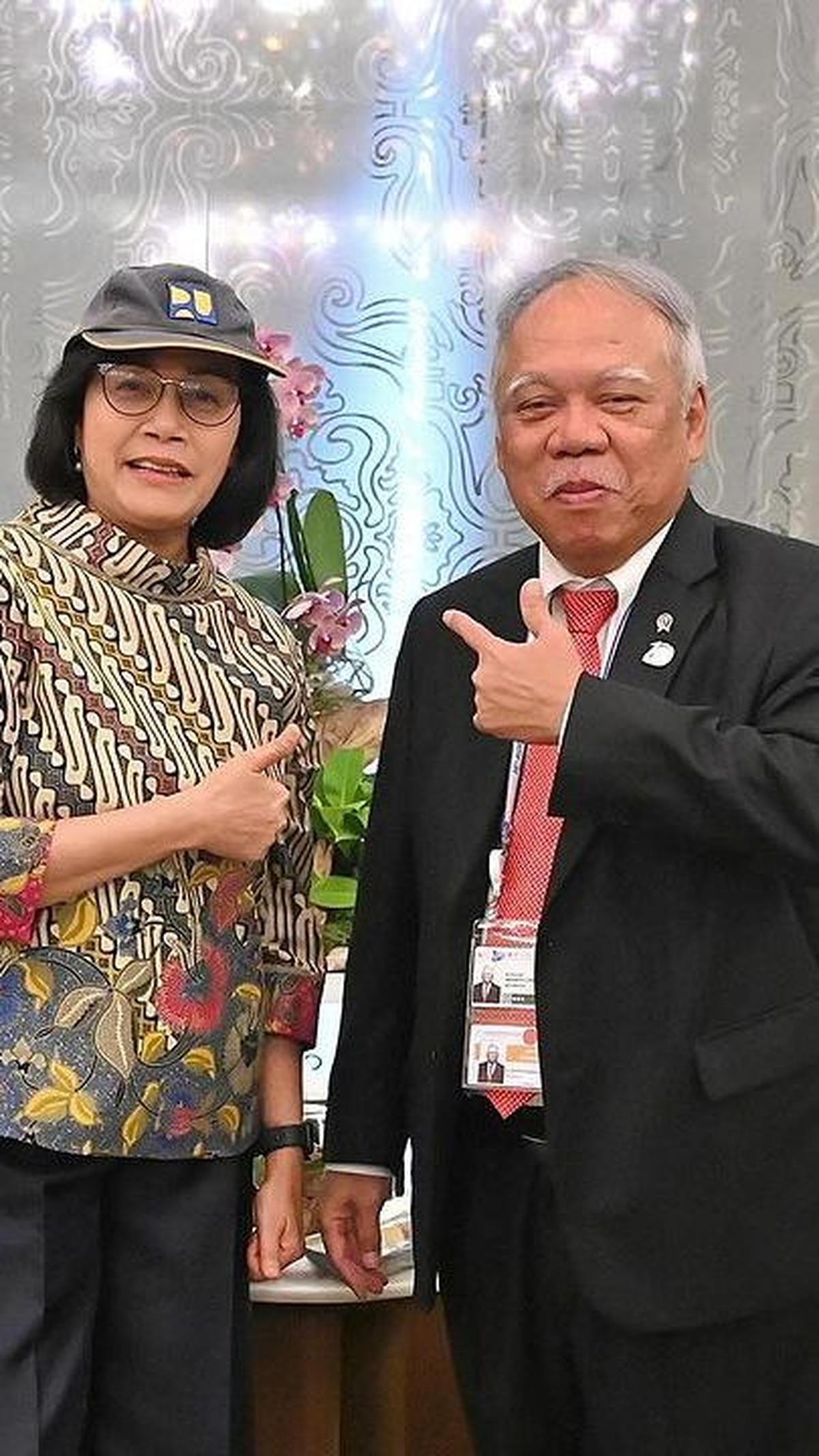 "Saya cocok kan mengenakan topi legendarisnya Pak Bas? 😎😎😎," tulis Sri Mulyani.<br>