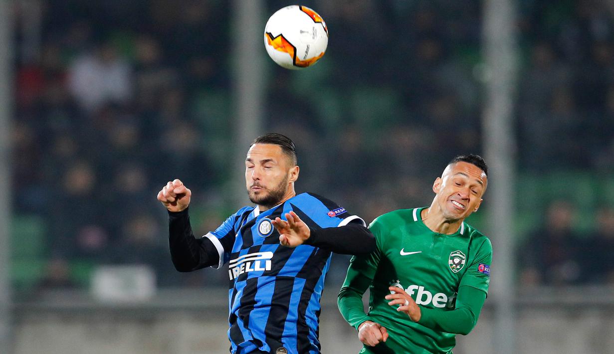 Bek Inter Milan, Danilo D'Ambrosio berebut bola dengan pemain Ludogorets, Marcelinho dalam leg pertama 32 besar Liga Europa di Huvepharma Arena, Kamis (20/2/2020). Inter Milan sukses membawa pulang kemenangan usai mengalahkan tuan rumah Ludogorets 2-0. (AP/Vadim Ghirda)