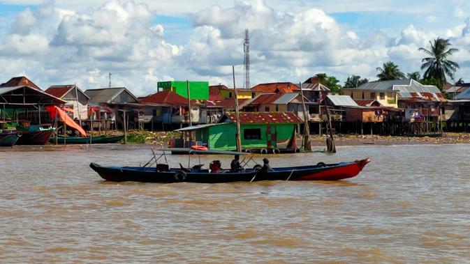 Kapal ketek menjadi salah satu alat transportasi perairan di Sungai Musi Palembang (Liputan6.com / Nefri Inge)