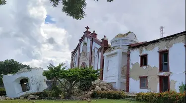 Kerusakan pada Gereja Sta Maria de Mayan setelah gempa kembar berkekuatan magnitudo 5,4 dan 5,9 di Itbayat on Pulau Batanes, Filipina (27/7/2019). Delapan orang tewas dan belasan lainnya cedera akibat gempa kembar tersebut. (AFP Photo/Dominic De Sagon Asa)