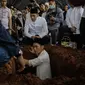 Pemakaman menantu Hatta Rajasa, Adara Taista di TPU Tanah Kusir, Jakarta Selatan, Senin (21/5/2018). (Faizal Fanani/Liputan6.com)