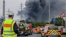 Kendaraan darurat pemadam kebakaran, layanan penyelamatan dan polisi terlihat tidak jauh dari lokasi ledakan di kawasan industri kimia di Leverkusen, Jerman (21/7/2021).  Warga diperintahkan untuk menutup pintu dan jendela serta menyimpan nomor darurat sebanyak mungkin. (AP Photo/Oliver Berg)