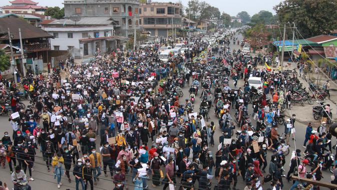 Para pengunjuk rasa mengambil bagian dalam demonstrasi menentang kudeta militer di Myitkyina di negara bagian Kachin Myanmar (8/3/2021). Bentrokan warga anti kudeta militer dengan aparat keamanan Myanmar masih terus berlangsung. (AFP/STR)