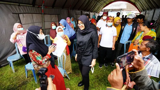 Bupati Banyuwangi Ipuk Fiestiandani pantau pelaksanaan pengurusan kependudukan di Perkebunan Jatirono Kalibaru (Istimewa)