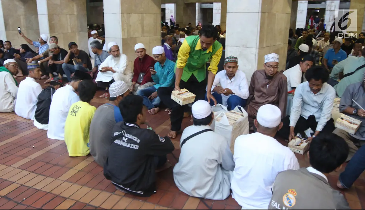 Panitia membagikan paket makanan kepada jemaah yang ingin buka puasa di Masjid Istiqlal, Jakarta, Kamis (17/5). (Liputan6.com/Arya Manggala)