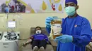 Petugas medis menunjukkan plasma konvalesen hasil donor dari penyintas COVID-19 di PMI DKI Jakarta, Selasa (19/1/2021). Hasil dari plasma konvalesen tersebut nantinya akan ditransfusikan ke tubuh pasien positif COVID-19 untuk membantu penyembuhan. (Liputan6.com/Herman Zakharia)